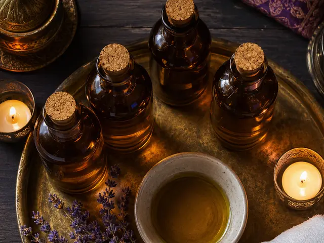 Pirinç tepside aromaterapi yağları, lavanta ve mum — Şirinevler, Masaj Salonun